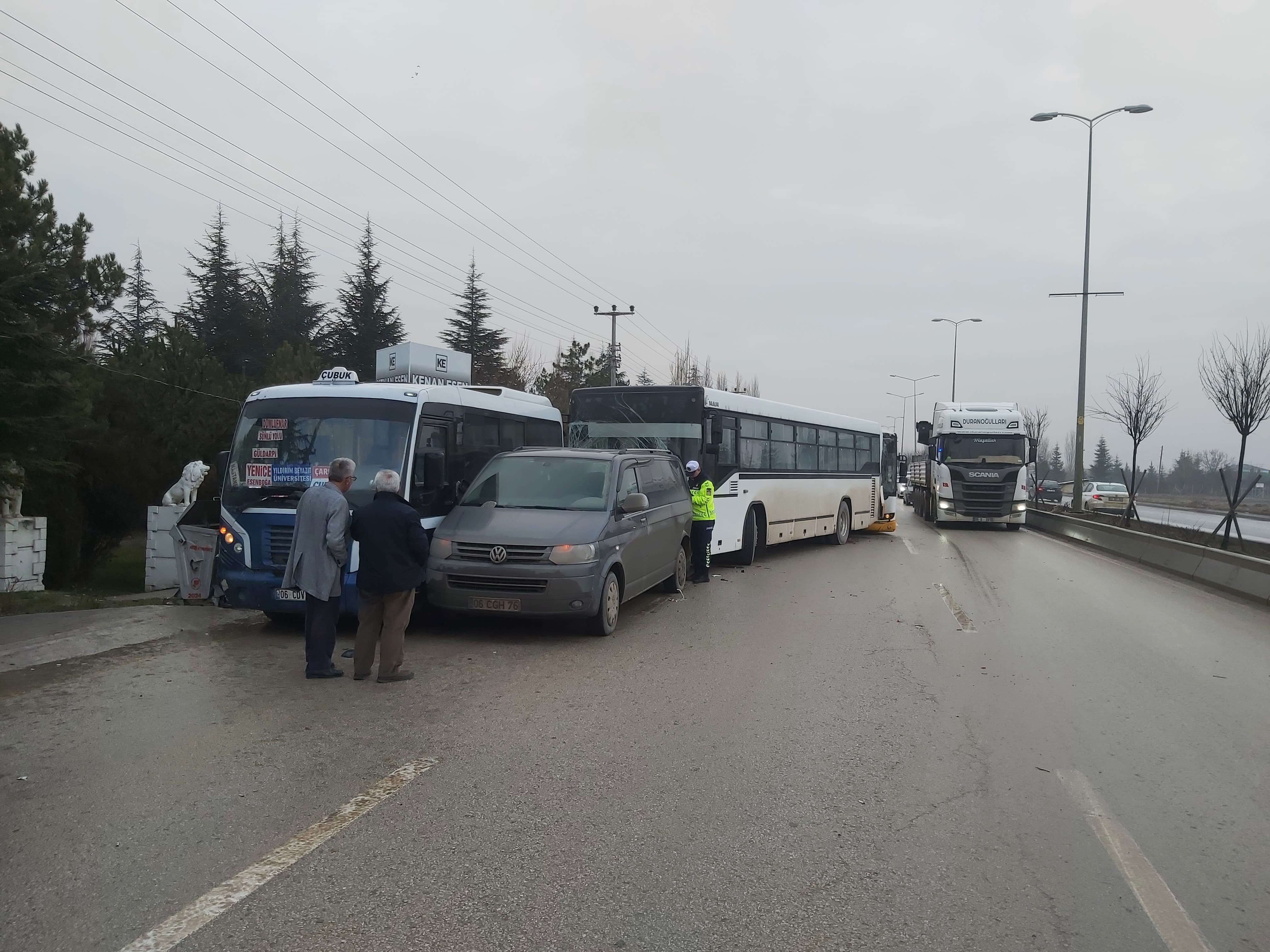 2 minibüs 2 otobüs birbirine girdi: Onlarca yaralı - Resim : 2