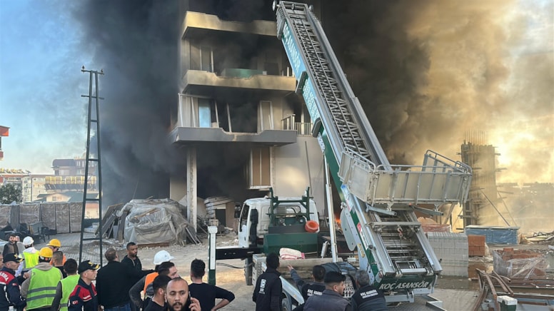 Alanya'da otel inşaatında çıkan yangın! 4 kişi hastaneye kaldırıldı