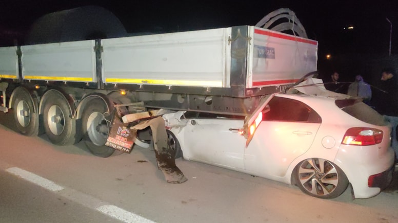 TIR'a ok gibi saplanan otomobilden sağ çıktılar