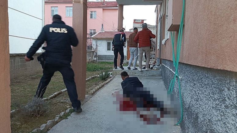 Evine gelen husumetlisini tüfekle vurdu