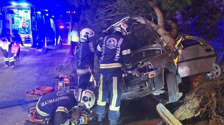 Denizli'de otomobil ağaca ok gibi saplandı: 2 ölü, 1 yaralı