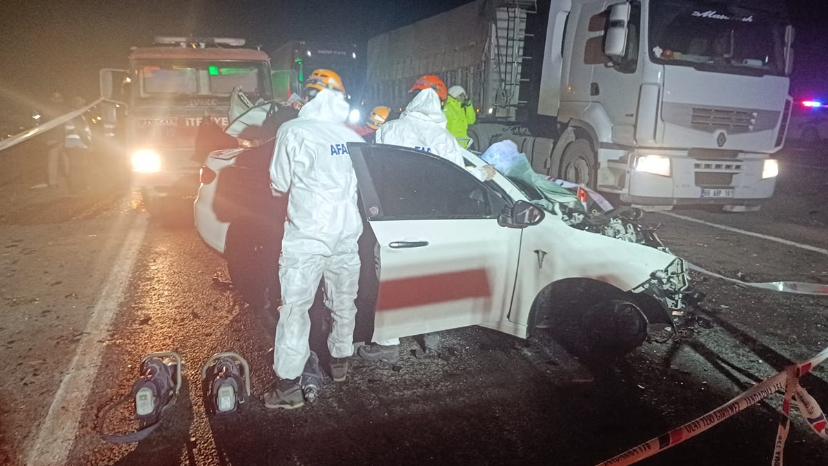 Niğde'de feci kaza: 2 ölü, 1 yaralı