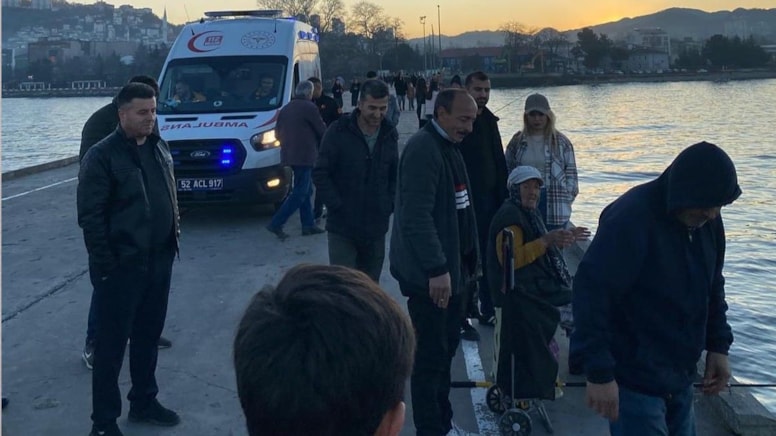 Balık tutarken denize düştü