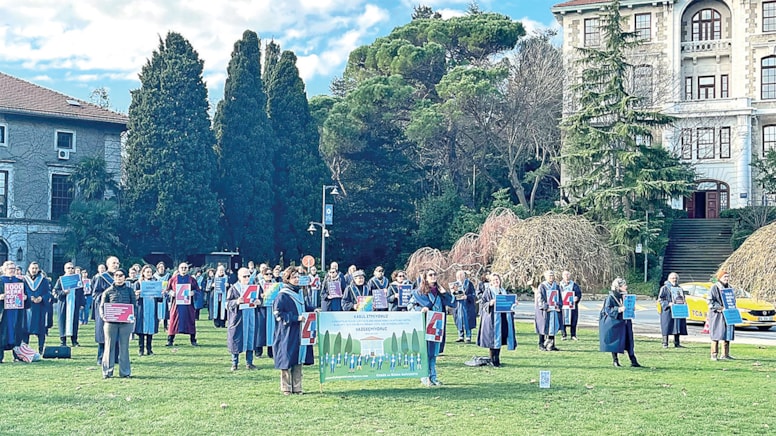 Kayyum Rektör iktidarı suçladı!