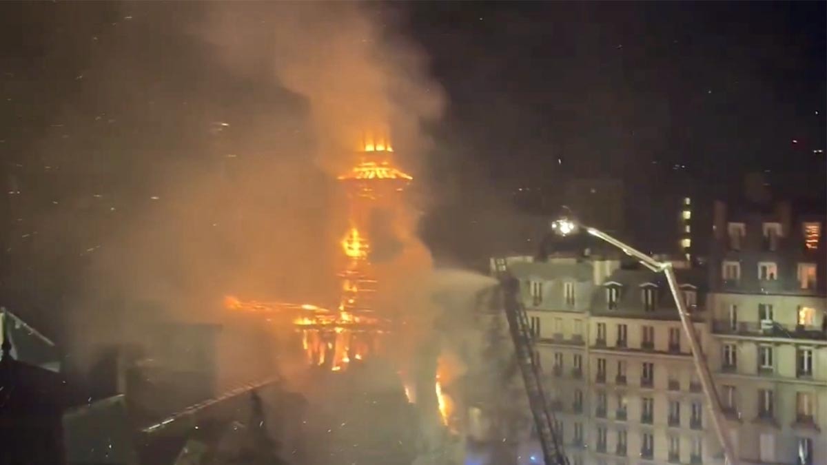 Yangın'ın vurduğu binada ne kule kaldı ne kubbe! 149 yıllık tarihi bina kül oluyordu