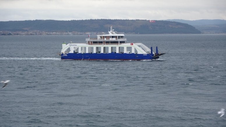 Gökçeada feribot seferlerini 'fırtına' vurdu!