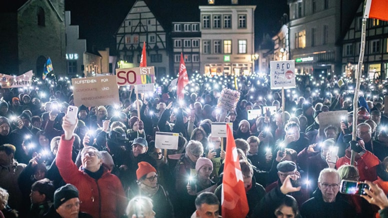 Alman solcuları parti binasını işgal etti