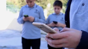 Devlet başkanı yasayı onayladı: Okullarda cep telefonunu yasakladılar