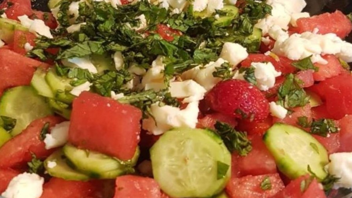 Saksıya eken balkonunda hasat ediyor: 30 günde meyve veriyor