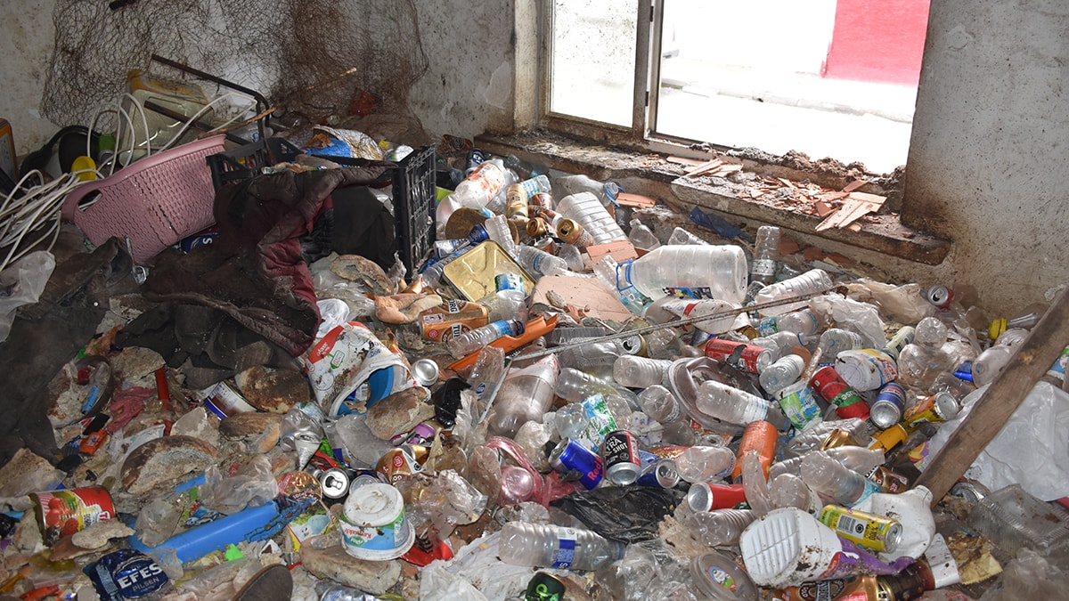 Eskişehir'de belediye çöp eve girdi: 6 kamyon çıkardılar!