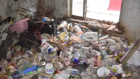 Eskişehir'de belediye çöp eve girdi: 6 kamyon çıkardılar!