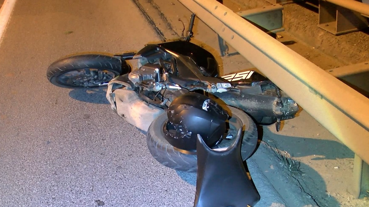 İstanbul'da feci kaza: Bariyerlere çarpan sürücü can verdi