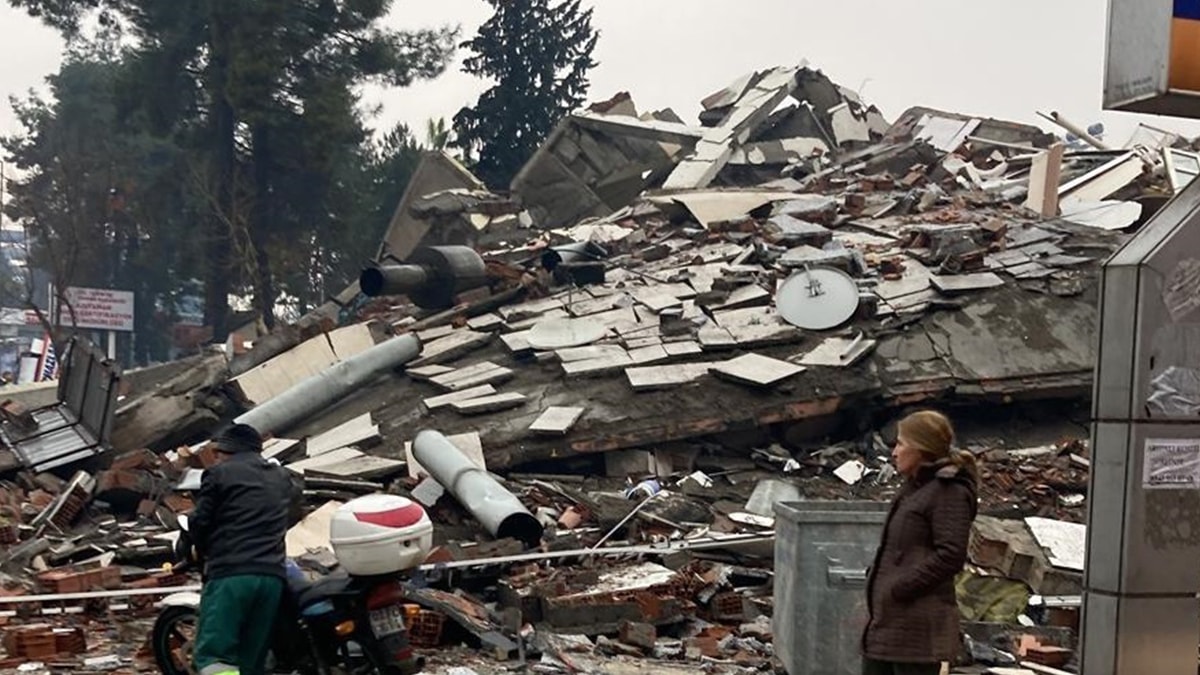 Depremde 15 kişiye mezar olan Akgül Apartmanı davasının ilk duruşma tarihi belli oldu