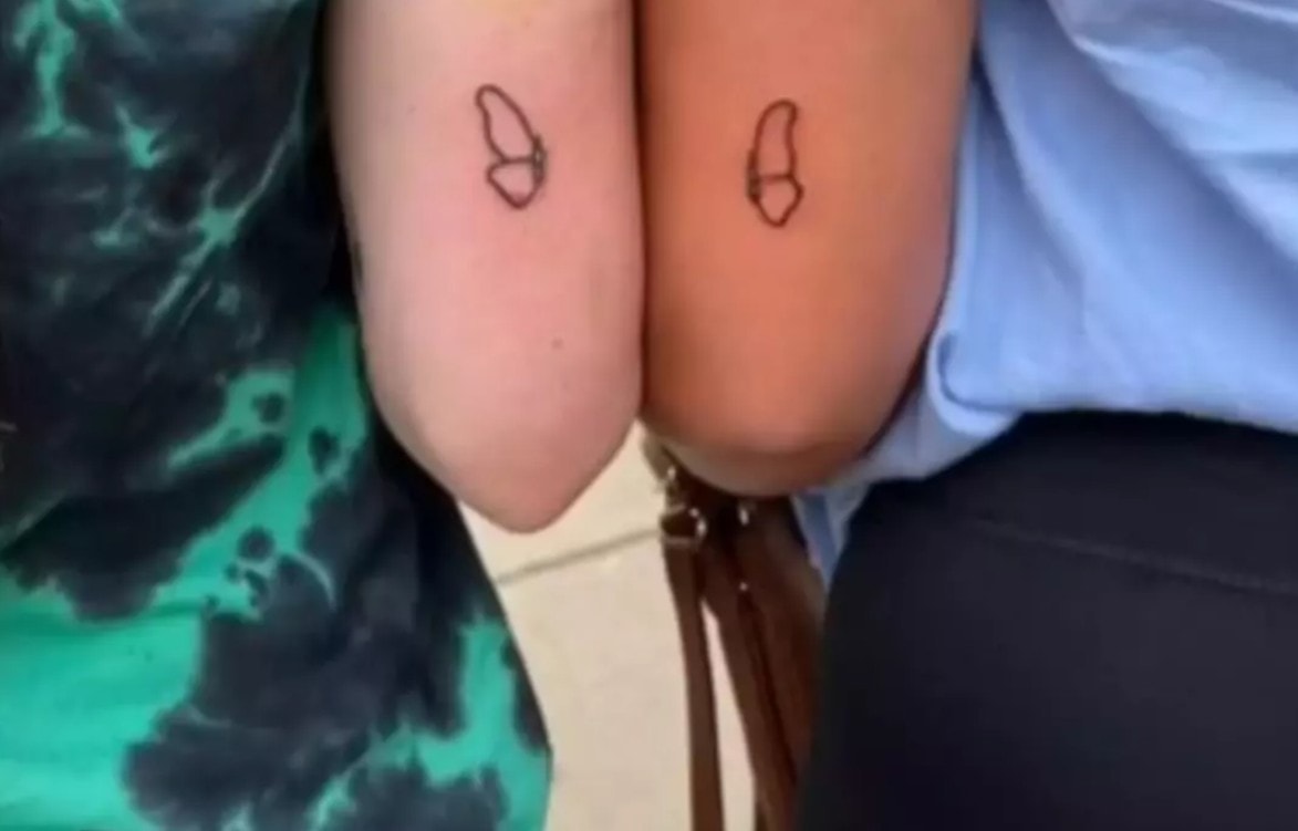 Dövmesini görünce 1 saat boyunca ağladı