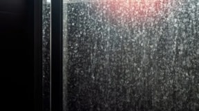 Sirke, karbonat ve limonu unutun: Duşakabine bunu sürün, 1 parçası kireçten eser bırakmıyor