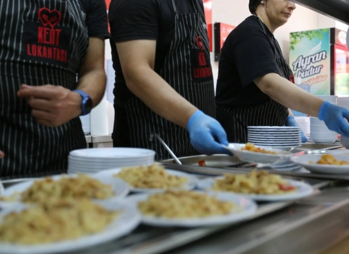 Kent lokantasına her gün binlerce kişi geliyor: 4 çeşit yemek 50 TL