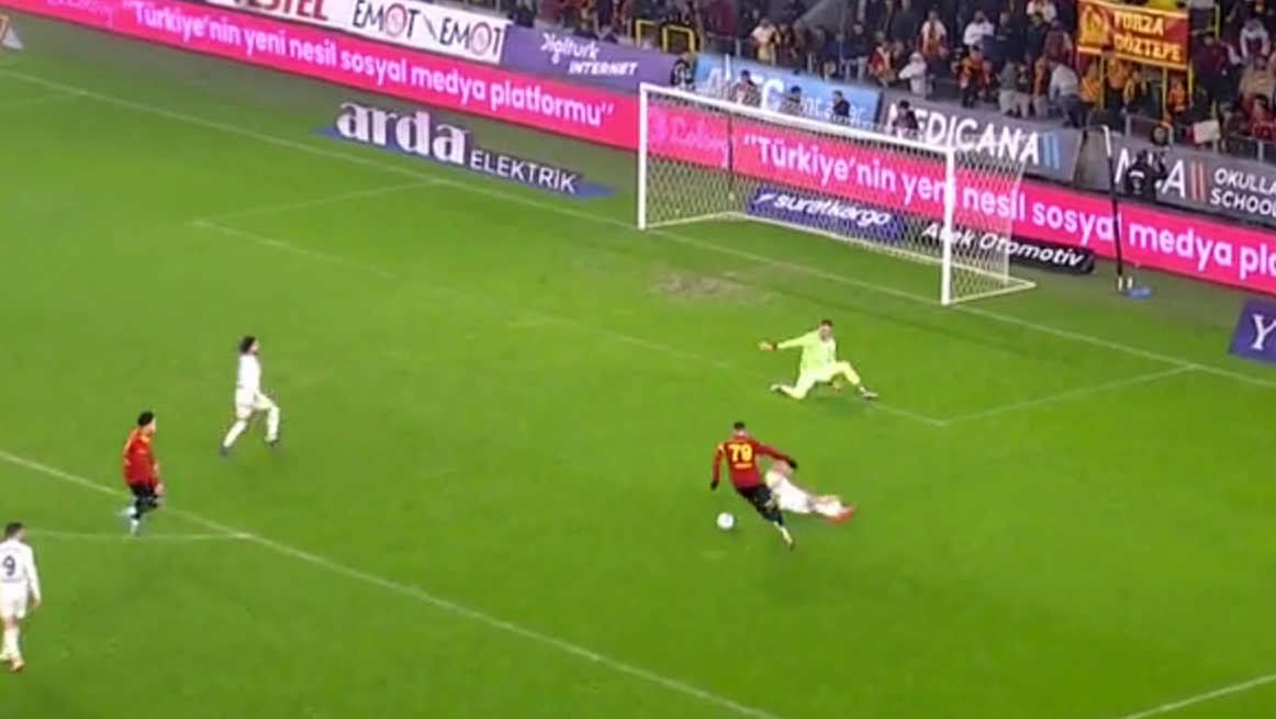 Romulo İzmir'de inanılmaz bir gole imza attı