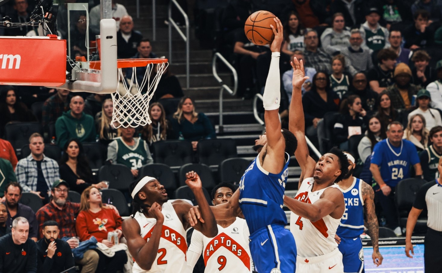 Bucks, Raptors'ı farklı geçti!