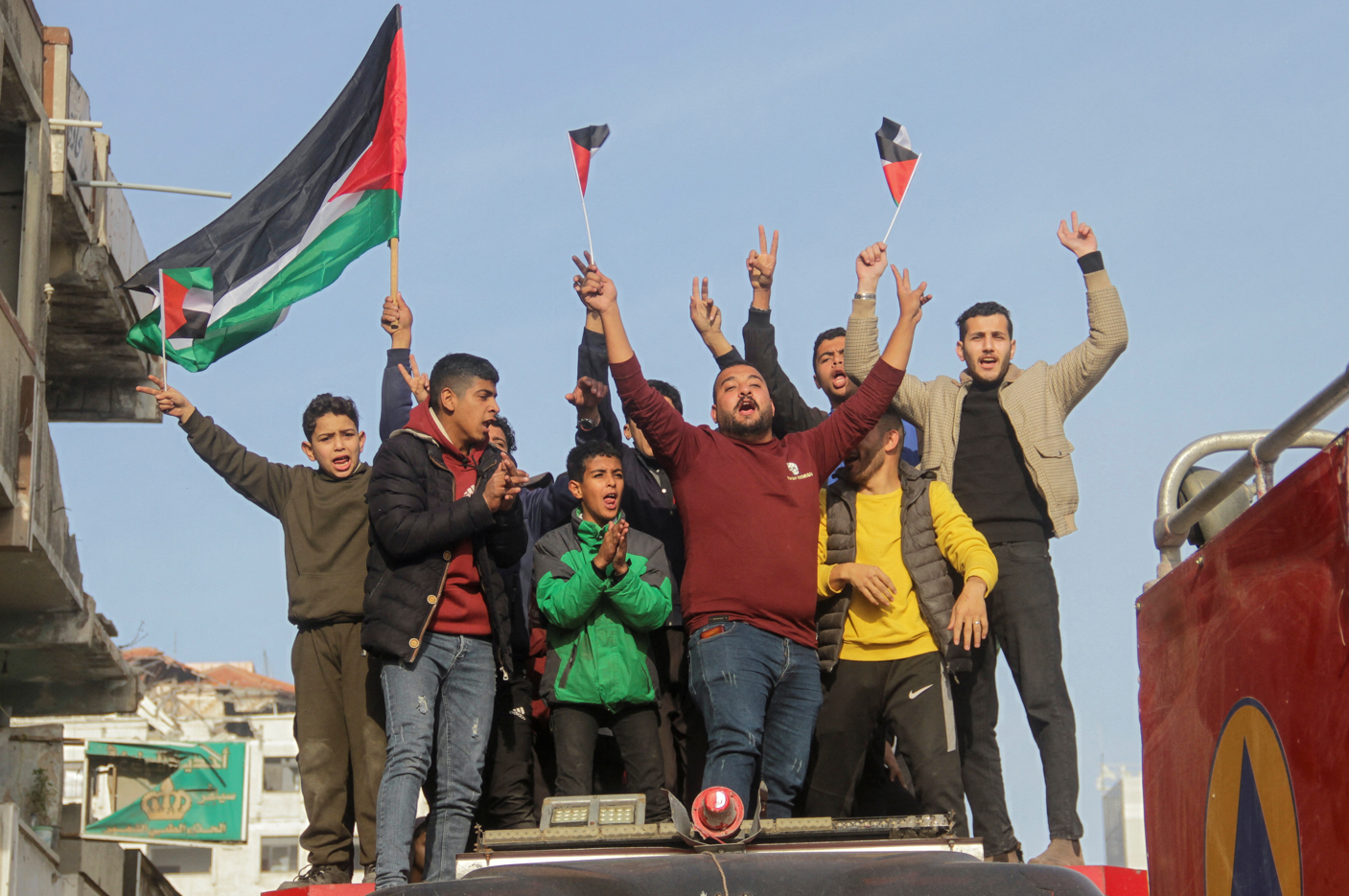 Takasa dakikalar kala, rehineler hazır