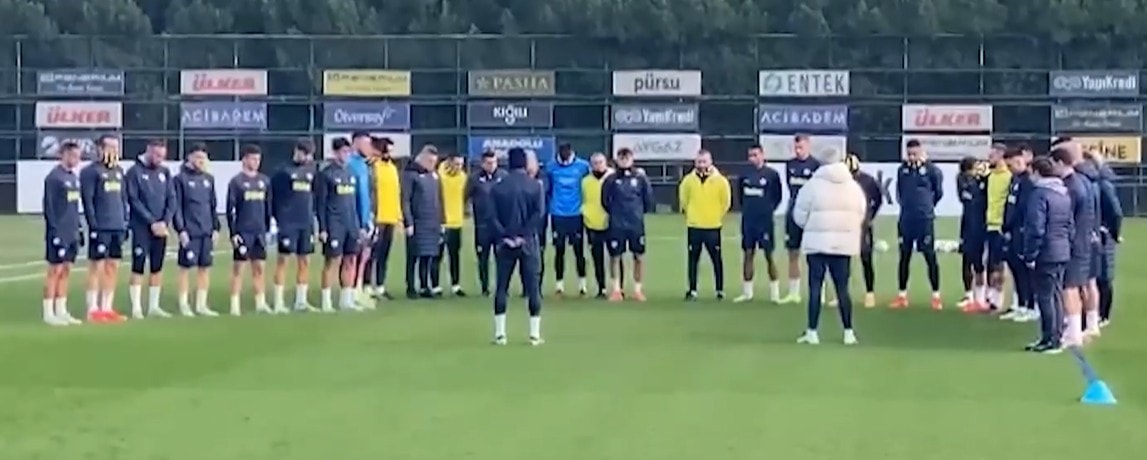 Fenerbahçe antrenmanı öncesi saygı duruşu