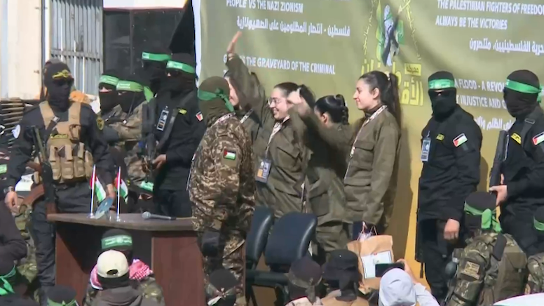 Dört rehine serbest bırakılırken, Filistin halkına el salladı