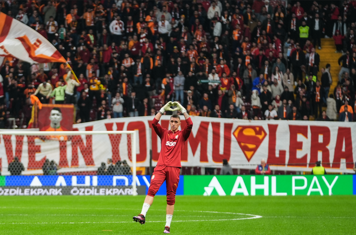 Muslera, tribünlerle barıştı! Rekora imza attı