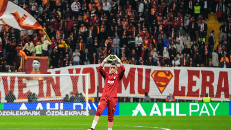 Muslera, tribünlerle barıştı! Rekora imza attı