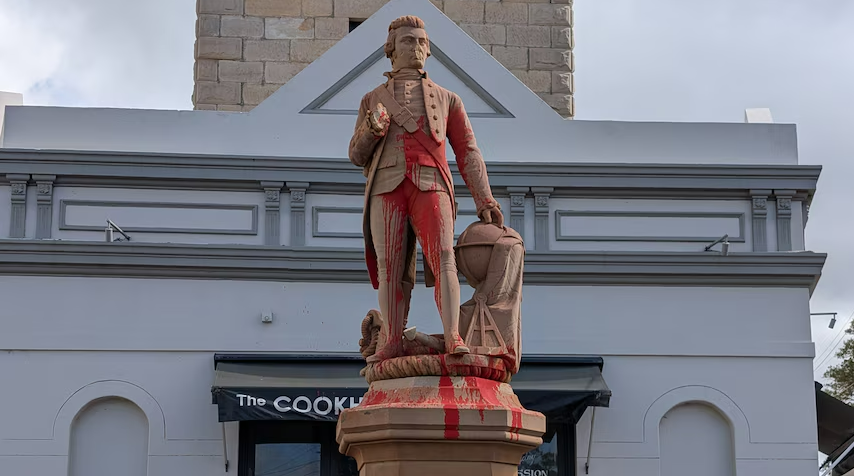 Ülkenin kurulma gününde, heykelleri iki böldüler