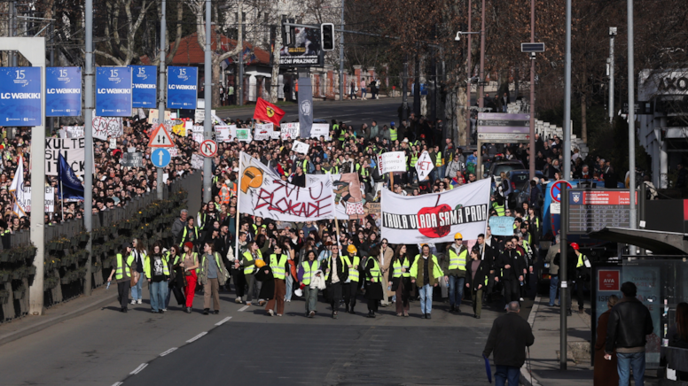 15 kişiyi öldüren ihmal sebebiyle başlayan protestolar, yasa dışı ilan edildi