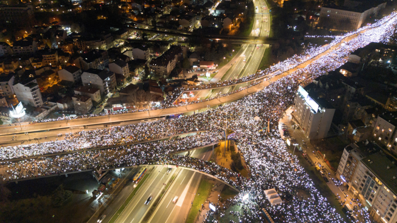 Sırbistan'daki protesto büyüdü, Başbakan istifa etti