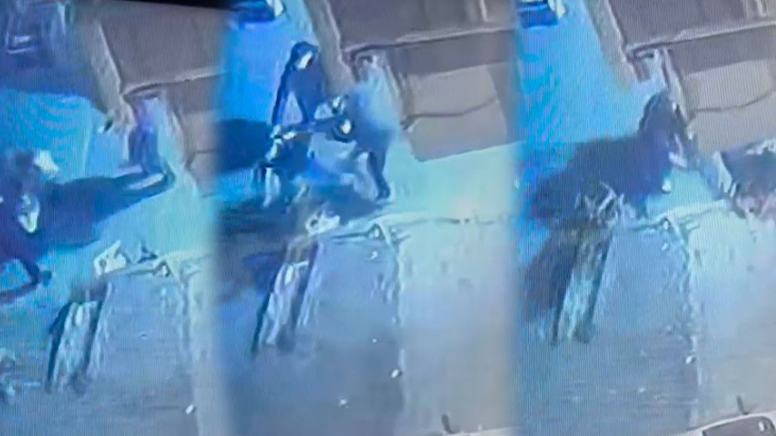 Müşterisini korumak isteyen berber feci şekilde darp edildi