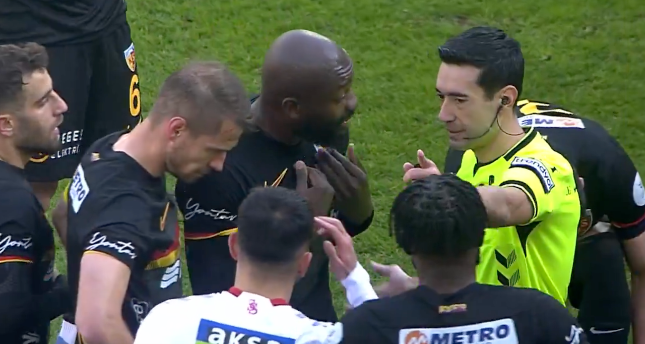 Takım arkadaşına tokat attı kırmızı gördü!