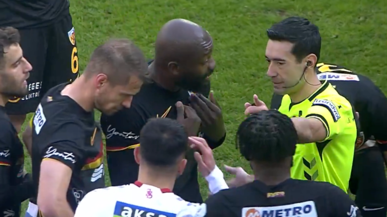 Takım arkadaşına tokat attı kırmızı gördü!