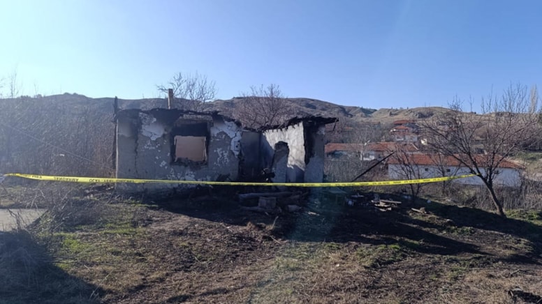 Yemek götürmek için gittiği evde yanmış cesetle karşılaştı