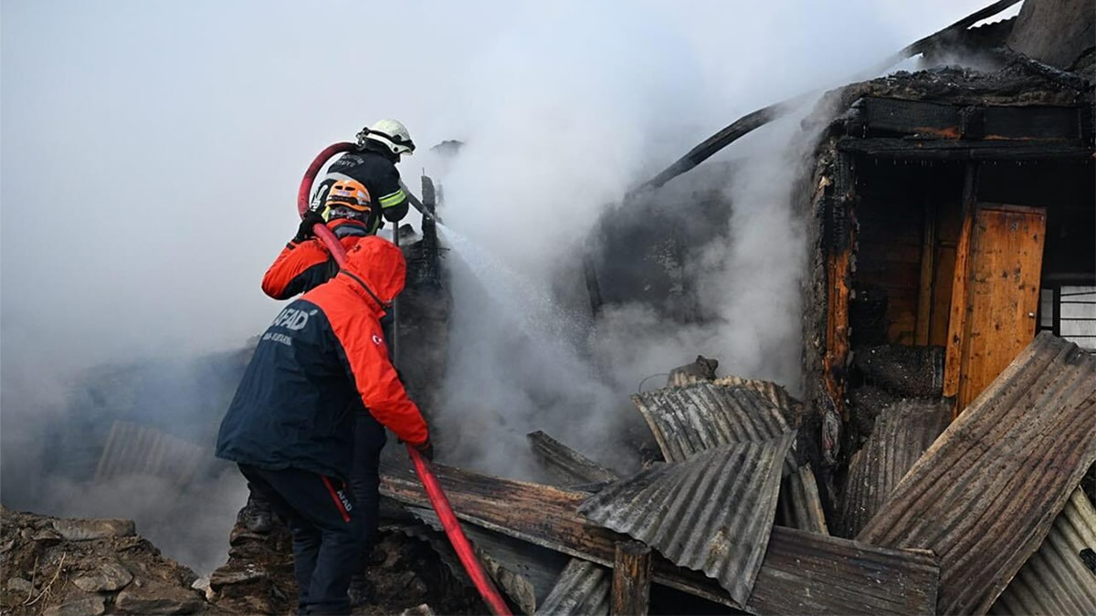 Feci yangın: 10 ev alevlere teslim oldu