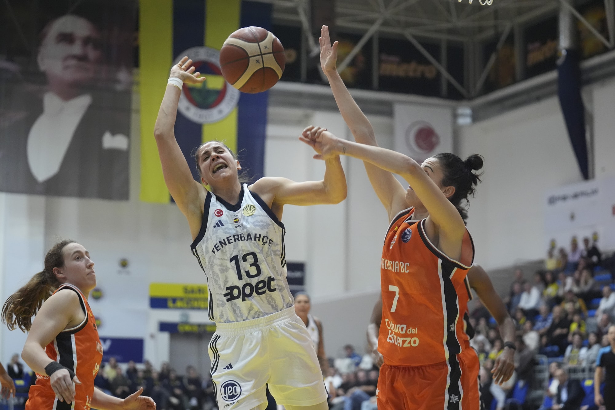 Fenerbahçe Opet, Valencia Basket'e fark attı