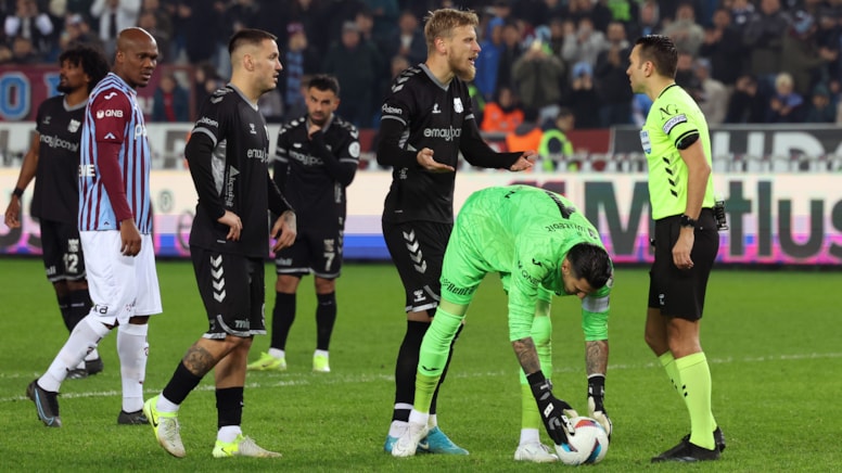 Uğurcan penaltıyı kullanmak istedi! Şenol Güneş izin vermedi