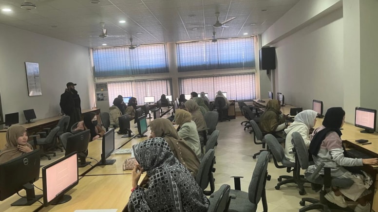 Taliban, kadın öğrencileri bir şartla Pakistan'a gönderecek