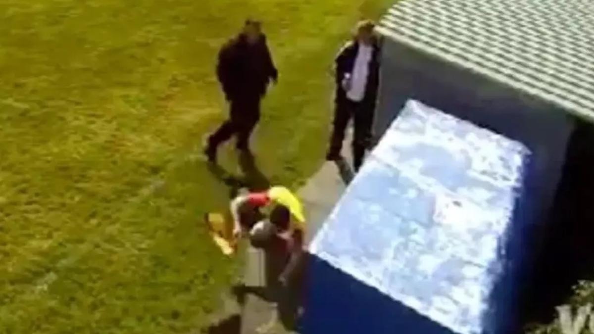 Maçta 8-0 mağlup olan teknik direktör hakemi tek yumrukla yere serdi