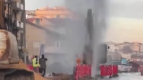 Kadıköy'de su borusu patladı! Trafik durdu...