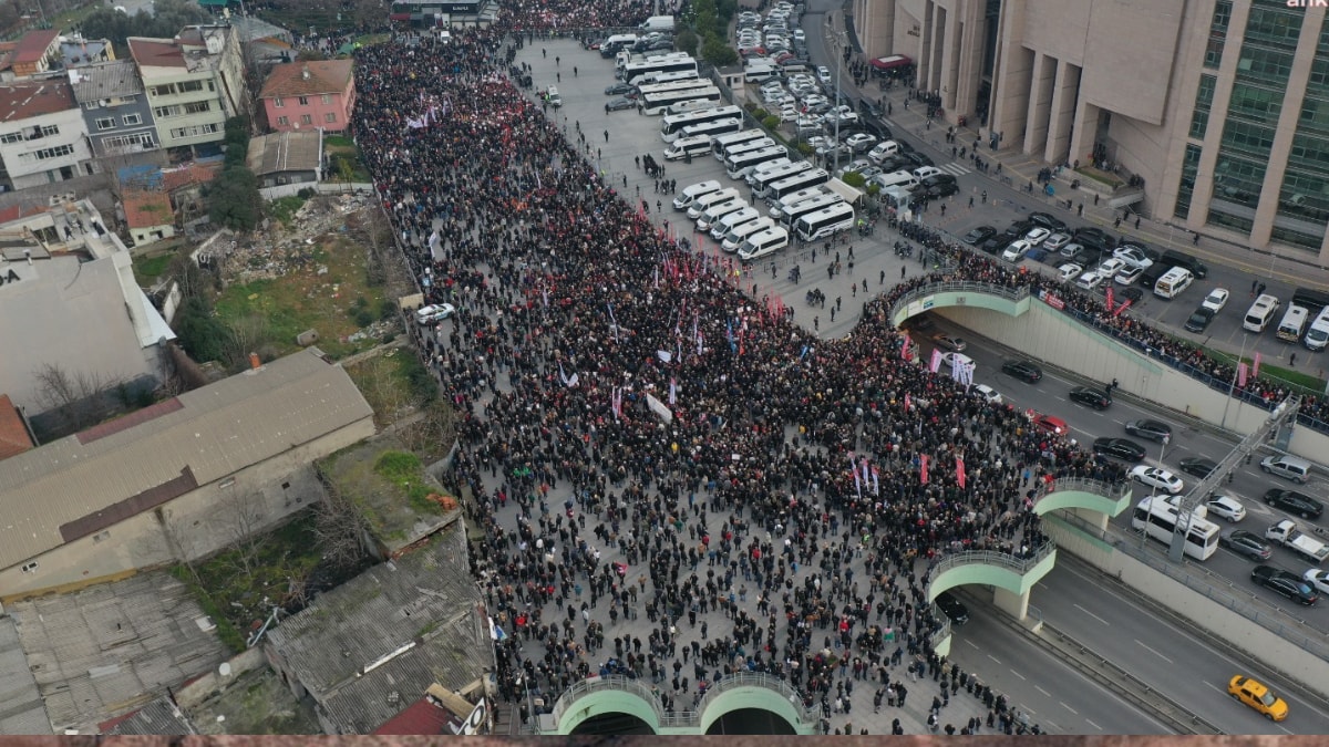 İmamoğlu'na destek yağdı: Polis biber gazıyla vatandaşlara müdahale etti