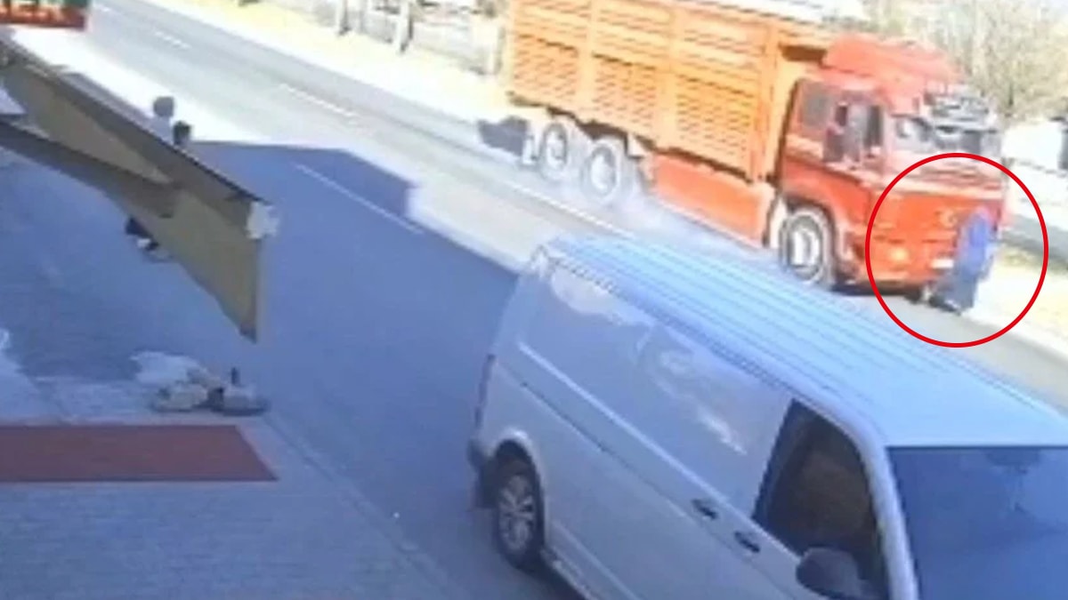 76 yaşındaki kadına kamyon çarptı! Ölüm anı saniye saniye kaydedildi