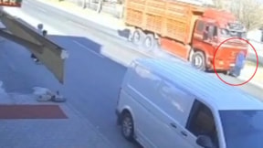 76 yaşındaki kadına kamyon çarptı! Ölüm anı saniye saniye kaydedildi