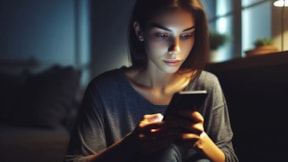 Gece karanlıkta telefon kullanımı miyop riskini arttırıyor!