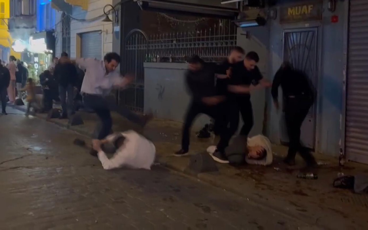 Taksim'de tekmeler yumruklar havada uçuştu