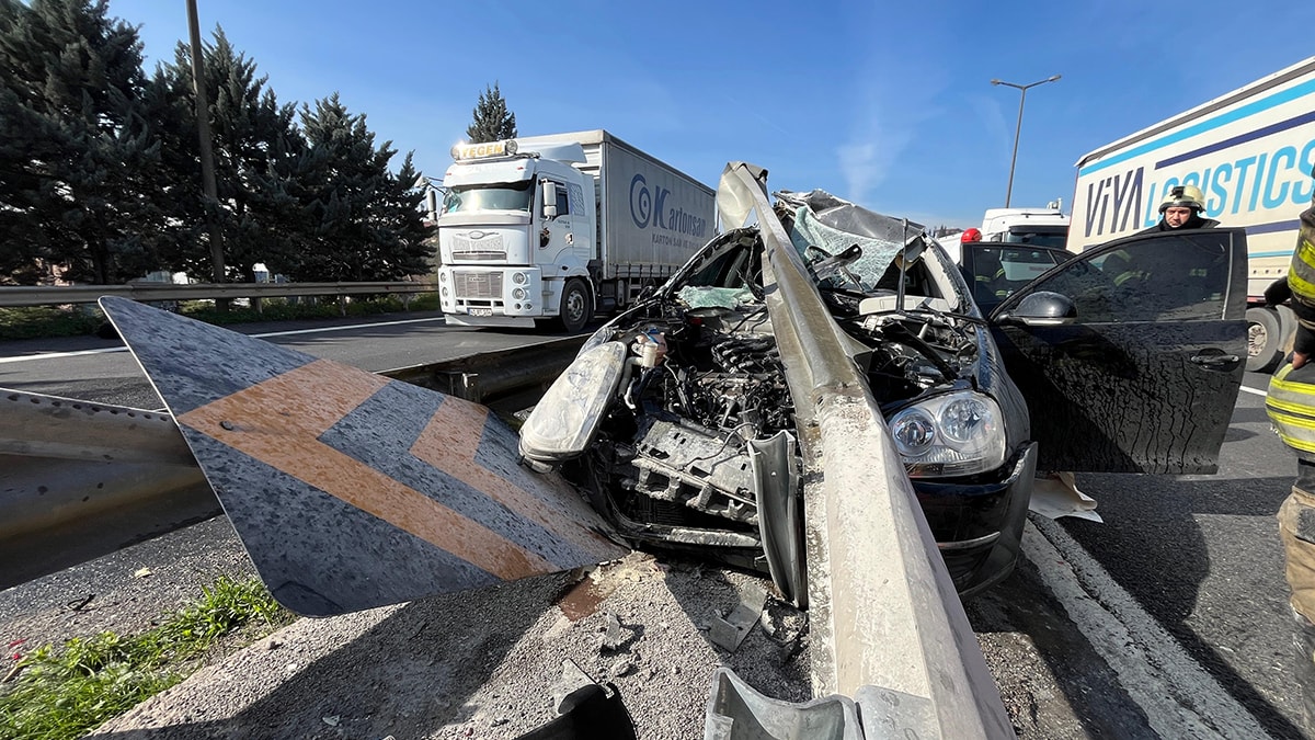 TEM’de yol ayrımında kaza: 1’i ağır, 4 yaralı