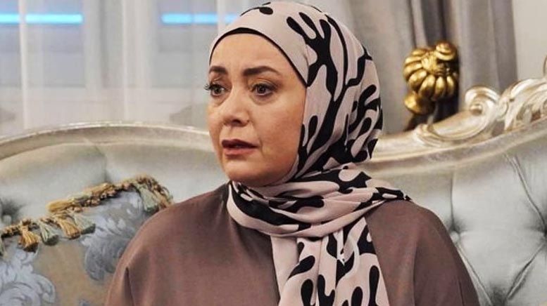 'Müslüman noel kutlamaz' diyen takipçisine yanıt verdi