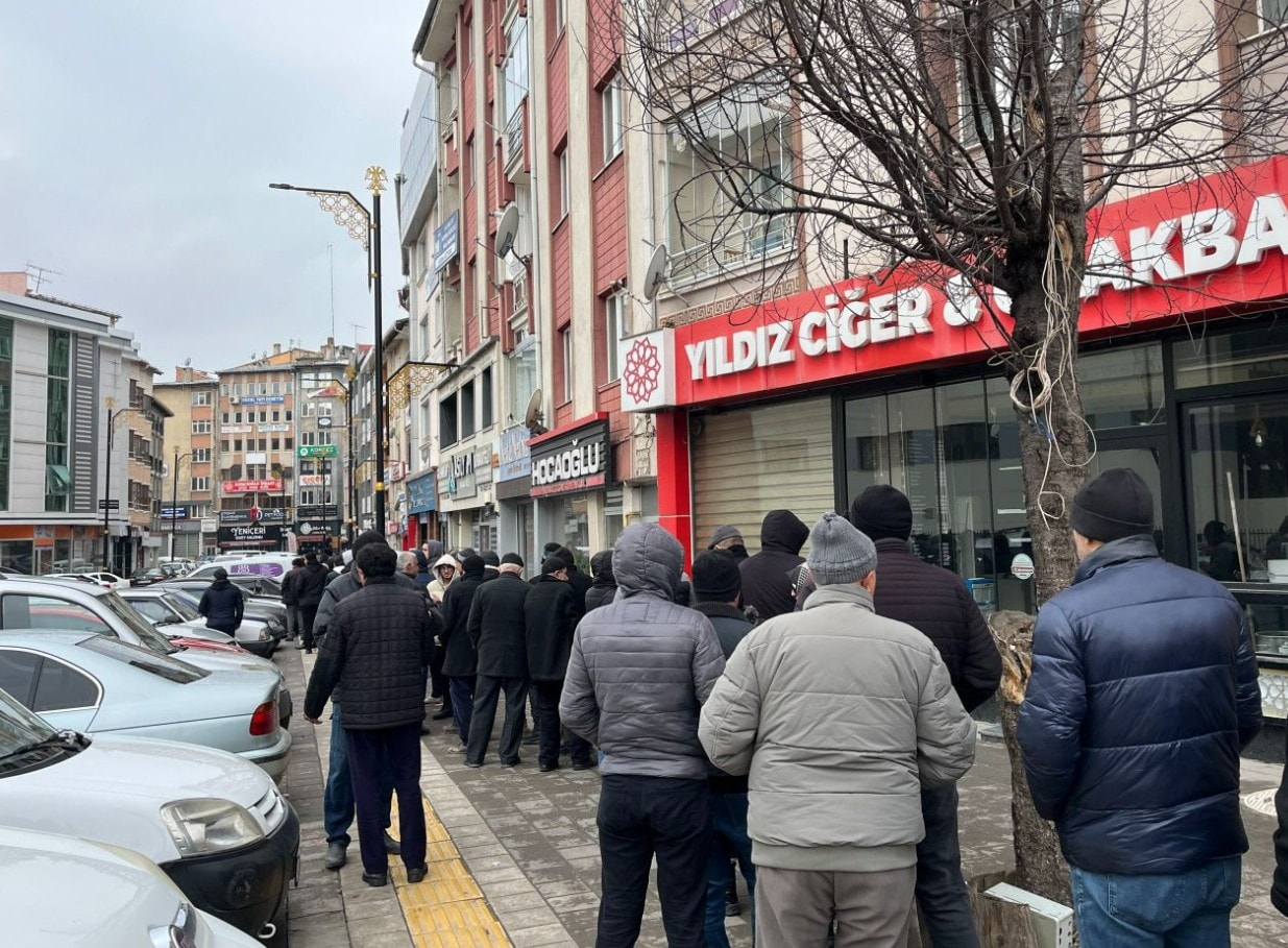 Yüzde 50 zammı duyan akın etti! Vatandaş stok yapmak için kuyruğa girdi