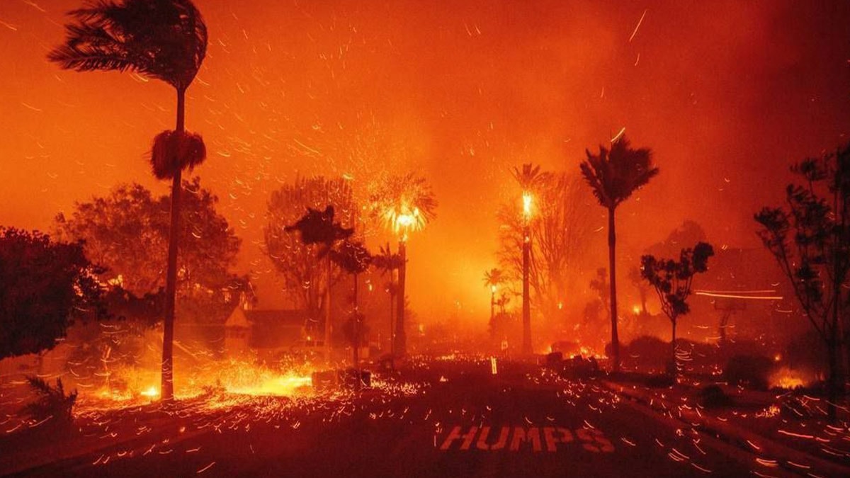 Los Angeles alevlere teslim: 100 binin üzerinde tahliye emri; milyonerler yangından kaçıyor