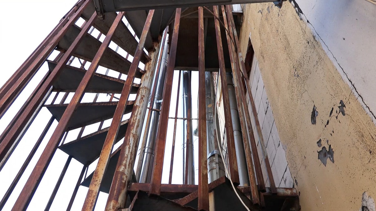 Faciadan ders çıkarılmadı: Yangın merdiveninin girişine tuğla örmüşler!